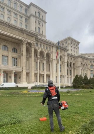 Motocoasă Echo utilizată pentru întreținerea spațiilor verzi la Palatul Parlamentului.