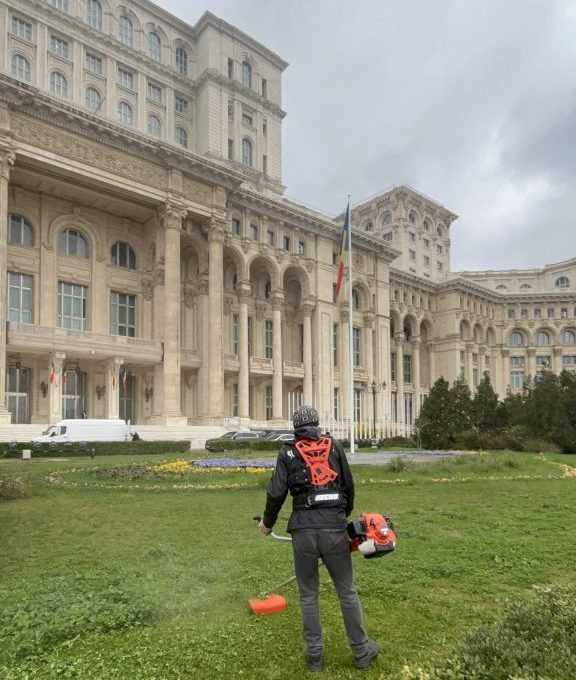 Motocoasă Echo utilizată pentru întreținerea spațiilor verzi la Palatul Parlamentului.