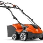 Scarificator Husqvarna S 138i cu baterie și încărcător